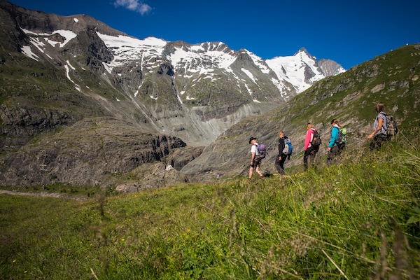 Menschen wandern in den Bergen