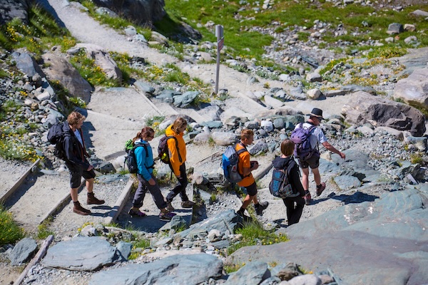 Menschen wandern in den Bergen